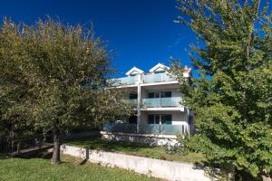 Zdjęcie z galerii obiektu Apartments with a parking space Baska, Krk - 19673 w Bašce