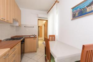 Kuchyň nebo kuchyňský kout v ubytování Apartments by the sea Baska, Krk - 19518