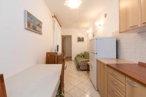 Kuchyň nebo kuchyňský kout v ubytování Apartments by the sea Baska, Krk - 19518