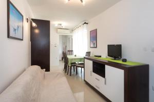Kuchyň nebo kuchyňský kout v ubytování Apartments by the sea Baska, Krk - 19518