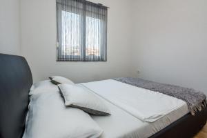 Posteľ alebo postele v izbe v ubytovaní Apartments with parking spaces Vir - 19466