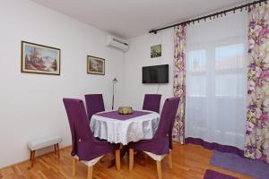 TV a/nebo společenská místnost v ubytování Apartments and rooms by the sea Banjol, Rab - 19692