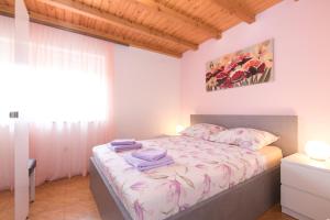 Ένα ή περισσότερα κρεβάτια σε δωμάτιο στο Apartments with parking space Kornic, Krk - 19463