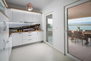 Kuchyň nebo kuchyňský kout v ubytování Apartments by the sea Vir - 19422