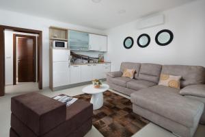 Kuchyň nebo kuchyňský kout v ubytování Apartments by the sea Vir - 19422