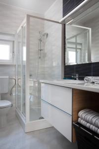 Kúpeľňa v ubytovaní Apartments by the sea Vir - 19419 + 20 fotografií