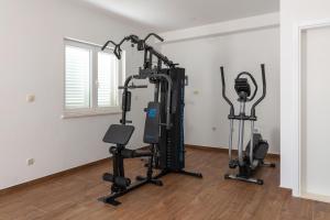 ein Fitnessstudio mit mehreren Laufbändern in einem Raum in der Unterkunft Apartments by the sea Puntinak, Brac - 19491 in Selca