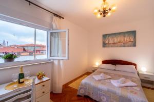 Postel nebo postele na pokoji v ubytování Apartments by the sea Zadar - 19500