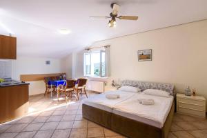 1 Schlafzimmer mit einem großen Bett und einer Küche in der Unterkunft Apartments with a parking space Jezera, Murter - 19561 in Jezera