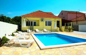 Bazén v ubytovaní Family friendly house with a swimming pool Sukosan, Zadar - 19564 alebo v jeho blízkosti