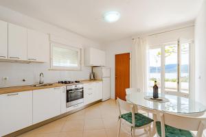 Kuchyň nebo kuchyňský kout v ubytování Apartments by the sea Viganj, Peljesac - 19391 + 25 fotografií