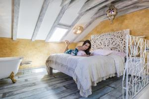 Eine Frau, die in einem Schlafzimmer auf einem Bett liegt. in der Unterkunft Apartments by the sea Veli Losinj, Losinj - 19620 in Veli Lošinj