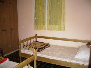 een slaapkamer met 2 stapelbedden en een raam bij Apartments by the sea Basina, Hvar - 19668 in Vrbanj