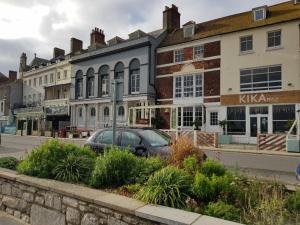 um carro estacionado em frente a uma fila de edifícios em Upwey em Weymouth