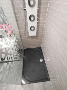 Baño pequeño con lavabo y aseo en Bel Appartement Prés de la gare RER C -REFAIT A NEUF -spacieux 4 pièces, en Étampes