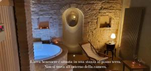 A bathroom at La Luna nel Borgo