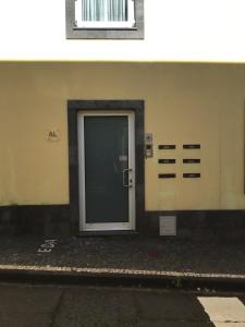 una porta sul lato di un edificio di Yellow Flat One Azores a Ponta Delgada
