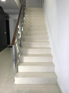 una scala in una casa con pareti bianche di Yellow Flat One Azores a Ponta Delgada Altre 12 foto