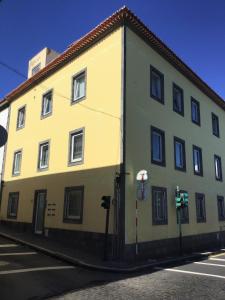 un edificio giallo sul lato di una strada di Yellow Flat One Azores a Ponta Delgada
