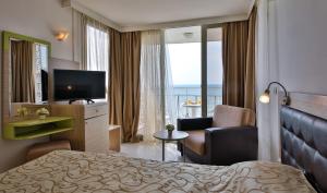 Hotel Nona في البينا: غرفه فندقيه سرير وتلفزيون