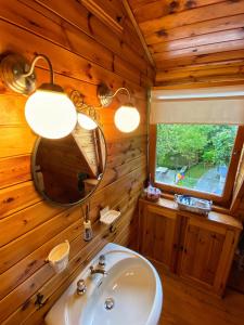 bagno con lavandino e specchio di Chalet Alma a Frabosa Sottana