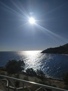 a sun shining over a body of water w obiekcie Daskalio Beach Hotel w mieście Keratea