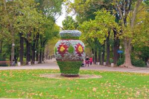 Un grande vaso seduto in mezzo a un parco di Danube Park a Ruse