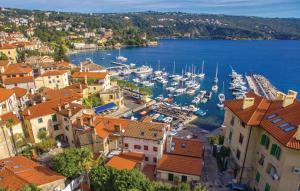 una vista aérea de un puerto con barcos en el agua en Vallelosca Garden en Opatija