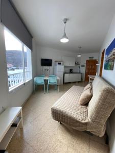 莫甘海灘的住宿－摩根拉斯布里薩斯公寓酒店，客厅配有沙发和桌子