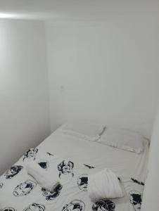 سرير أو أسرّة في غرفة في Rocinha Hostel Five Star