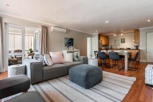 Χώρος καθιστικού στο Coral Isle Apartment