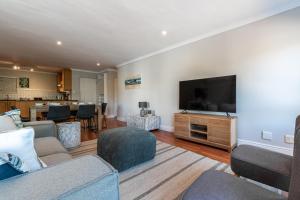 Μια τηλεόραση ή/και κέντρο ψυχαγωγίας στο Coral Isle Apartment