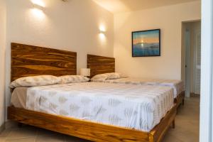 two twin beds in a room with at Hermoso Departamento Casa Blanca remodelado 2 Habitaciones Wi-Fi Netflix in Same