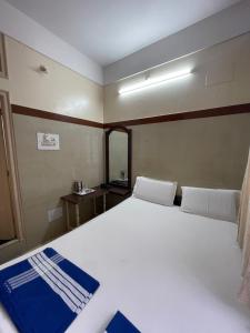 Postel nebo postele na pokoji v ubytování Golden Guest House + 3 fotografie