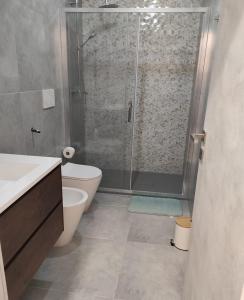 een badkamer met een douche, een toilet en een wastafel bij Casa Eden Mesagne in Mesagne