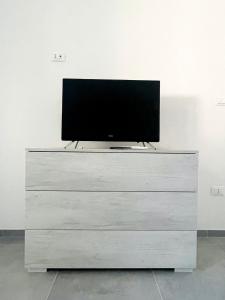 een flatscreen-tv op een dressoir bij Casa Eden Mesagne in Mesagne