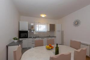 Kuchyň nebo kuchyňský kout v ubytování Apartments Tolic