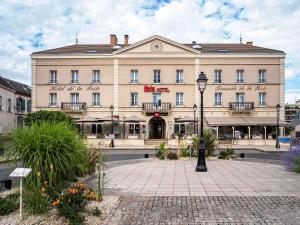 un edificio con un lampione di fronte di ibis Montargis a Montargis