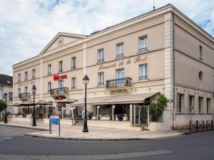 a large building on the corner of a street at ibis Montargis in Montargis