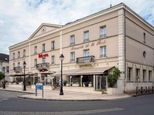 un gran edificio en la esquina de una calle en ibis Montargis, en Montargis