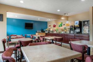 a restaurant with tables and chairs and a counter at Quality Inn Columbus-East in Columbus