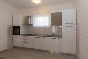 Kuchyň nebo kuchyňský kout v ubytování Apartments Tolic