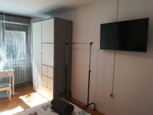 Televízia a/alebo spoločenská miestnosť v ubytovaní APARTMAN D&D***