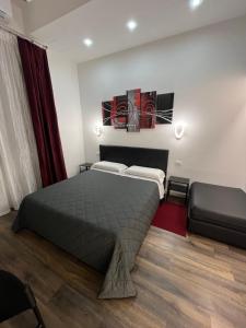 - une chambre avec un grand lit et un canapé dans l'établissement Domus Flavia B&B, à Rome