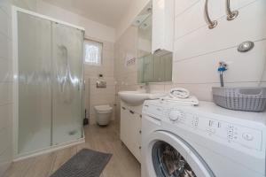 Koupelna v ubytování Apartments Tolic