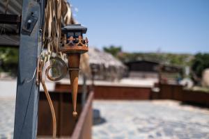 une lumière sur le côté du bâtiment dans l'établissement Hotel Rural Finca La Herencia, à Guadalcanal