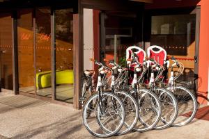 una fila di biciclette parcheggiate di fronte a un negozio di Elliot Osteria e dormire in collina a Manzano