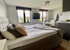 a bedroom with a bed and a kitchen with a table at Parkvillan in Kungshamn
