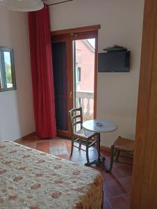 Sant'Egidio del Monte AlbinoにあるHotel Sottoventoのベッドルーム1室(ベッド1台、テーブル、窓付)