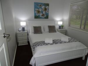 Tempat tidur dalam kamar di Bronte Lodge, Wine Country Stay Hunter Valley with Games Room, Close to Town